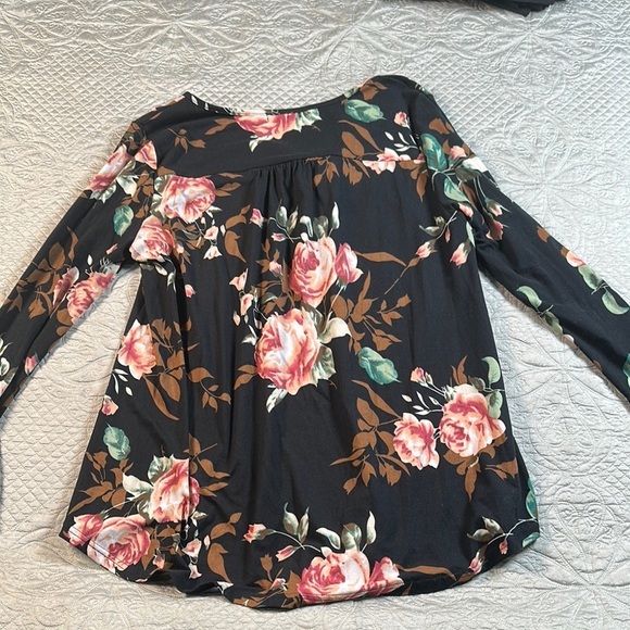 Black and Pink Floral Relaxed Blouse - Picture 4 of 9